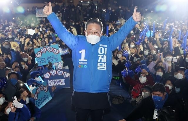 이재명 더불어민주당 대선 후보가 18일 저녁 광주 5·18민주광장에서 열린 ‘광주 정신으로 미래를 열어주십시오’ 광주 집중유세에서 지지자와 시민들에게 인사하고 있다./김진수 기자 jeans@kwangju.co.kr