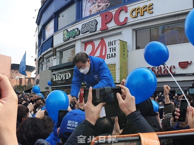 이재명 더불어민주당 대선 후보가 19일 전주에서 지지자와 시민들에게 인사를 하고 있다./사진=엄승현 기자
