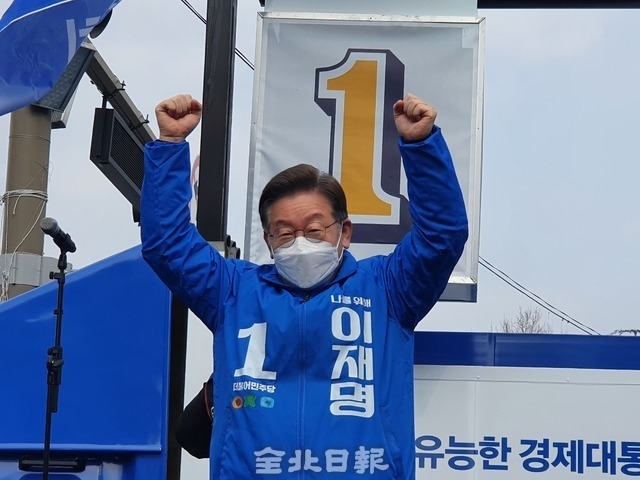 이재명 더불어민주당 대선후보가 19일 전주시 전북대 광장앞에서 거리유세를 하고 있다./사진=엄승현 기자