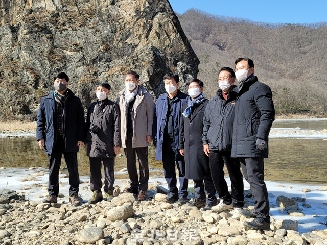 지난 18일 김현모 문화재청장이 진안을 방문해 천반산과 죽도 사이에 있는 하천(구량천) 변에서 기념촬영을 하고 있다. 좌로부터 윤동욱 전북도청 문화재국장, 신정일 문화재청 문화재위원, 전춘성 군수, 안호영 국회의원, 김현모 문화재청장, 김광수 진안군의회 의장, 문화재청 장철호 천연기념물과장. / 사진촬영 진안=국승호 기자