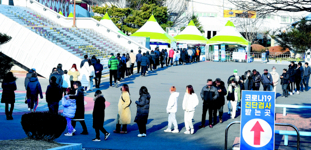 지난 9일 창원시 성산구 창원 만남의광장에 마련된 코로나19 임시 선별진료소에서 시민들이 검사를 기다리고 있다./경남신문DB/