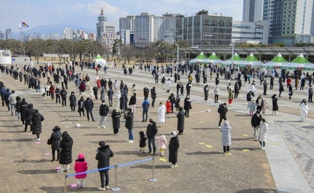 21일 광주시청 광장에 설치된 코로나19 임시 선별진료소에 검사를 받으려는 시민들이 줄지어 서 있다. /김진수 기자 jeans@kwangju.co.kr