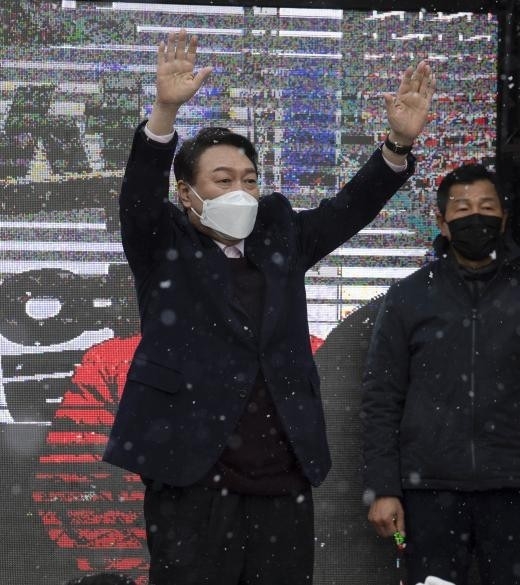 지난 16일 광산구 송정매일시장을 찾은 윤석열 국민의힘 대선 후보. <광주일보 자료사진>
