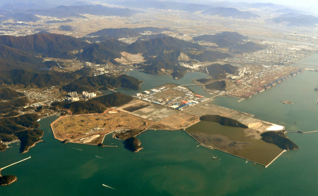 경남지역 역대 최대 규모 국책사업인 진해신항 조성 사업 예정지./경남신문DB/