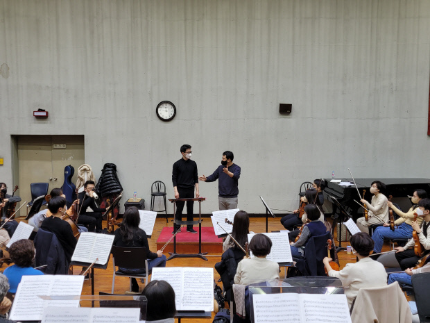 지난 22일 열린 광주시립교향악단 ‘마스터클래스’에서 홍석원 예술감독이 참가자에게 조언을 해주고 있다.