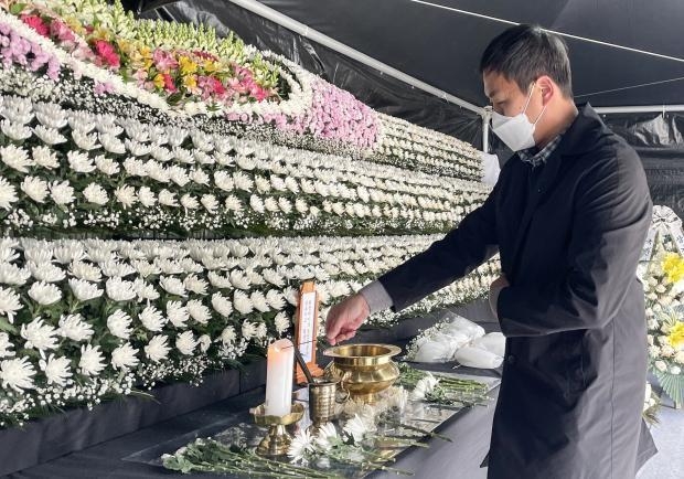 22일 화정동 아이파크 붕괴사고 현장 인근에 차려진 합동분향소에서 안정호 화정아이파크 붕괴사고 희생자 가족협의회 대표가 현대산업개발과의 합의 결과에 대한 기자회견을 가진 후, 합동분향소 종료 전 마지막 분향을 하고 있다. /정병호 기자 jusbh@kwangju.co.kr