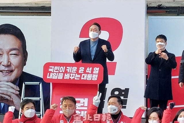 윤석열 국민의힘 대선 후보가 22일 군산 공설시장에서 군산조선소 재가동을 약속하며 지지를 호소했다./군산=이환규 기자
