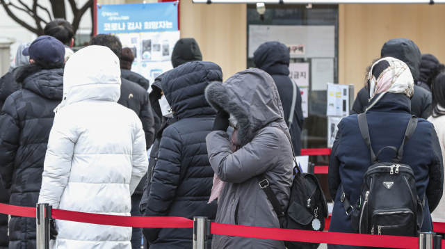 전국 아침 최저 기온이 영하권의 강추위를 보인 23일 오전 부산 연제구 보건소 선별진료소에서 시민들이 두꺼운 옷차림을 한 채 코로나19 검사를 기다리고 있다. 김종진 기자 kjj1761@