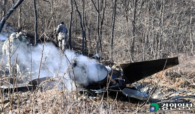 화성시 정남면 관항리의 한 야산에 공군 10전투비행단 소속 F-5E 전투기 1대가 추락해 기체에서 연기가 피어오르고 있다. 전투기는 민가에서 약 100m쯤 떨어진 야산에 추락해 민간인 피해는 발생하지 않았으나 조종사 1명이 순직했다. 2022.1.11 /임열수기자 pplys@kyeongin.com