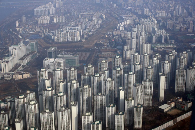 지난해 서울은 아파트 분양가가 시세보다 평당(3.3㎡당) 1502만 원 저렴했던 것으로 나타났다. 이로 인해 전용 85㎡ 아파트는 5억원 정도의 시세차익을 남길 수 있었다. 사진은 서울의 한 아파트 단지 모습. 부산일보 DB