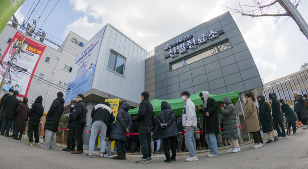 24일 오후 광주 북구 코로나19 선별진료소에 검사를 받으려는 시민들이 길게 줄지어 서 있다. /김진수 기자 jeans@kwangju.co.kr