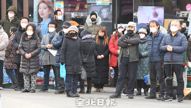 지난 21일 전주시 서부시장에서 열린 한 대선후보의 유세현장에서 시민들이 연설을 관심있게 지켜보고 있다./전북일보 오세림 기자
