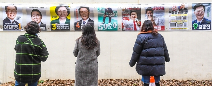제주시내에 부착된 대통령선거 선거벽보를 지나던 도민들이 유심히 지켜보고 있다. 고봉수 기자 chkbs@jejunews.com