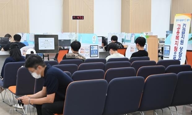 광주시 북구 고용복지플러스센터에서 일자리를 잃고 실업급여를 신청하려는 실직자들이 상담순서를 기다리고 있다. <광주일보 DB>