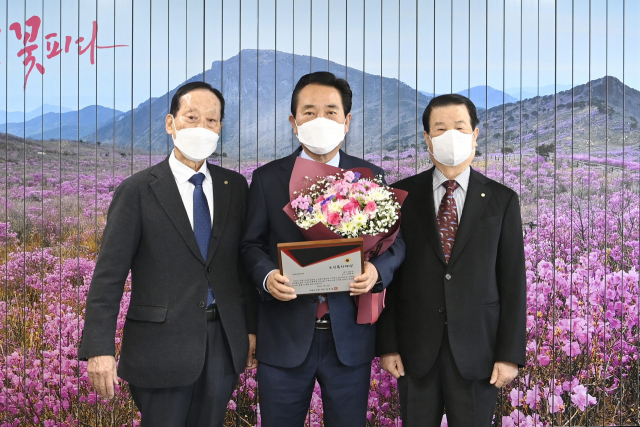 김문오(가운데) 달성군수가 '제1회 대한노인회 노인복지 대상'을 수상했다. 달성군 제공