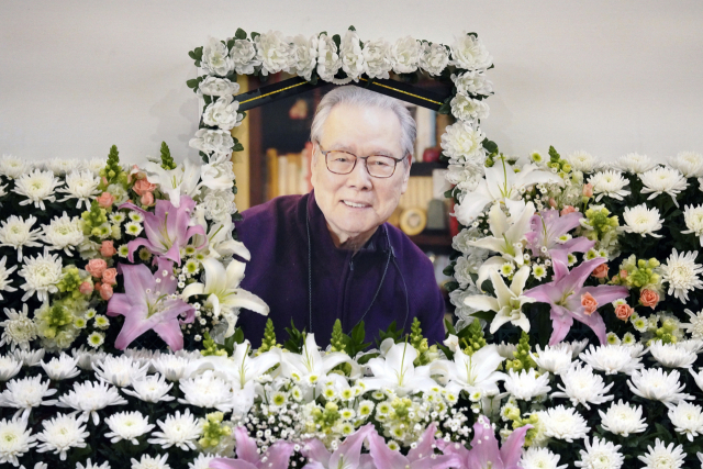 26일 서울 종로구 서울대병원 장례식장에 마련된 빈소에 놓인 이어령 전 장관의 영정. 청와대 제공