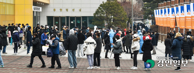 코로나 19 신규 확진자가 약 13만명을 기록한 1일 오전 수원시 장안구보건소에 마련된 코로나 19 선별진료소에 검사를 기다리는 시민들이 길게 줄을 서 있다. 2022.3.1 /김도우기자 pizza@kyeongin.com