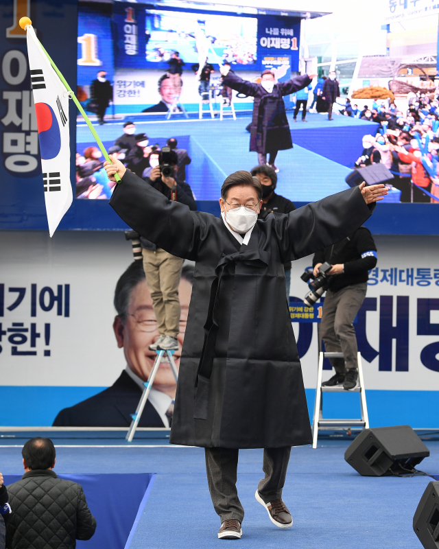 이재명 더불어민주당 대선 후보가 28일 오후 동대구역 광장에서 열린 '남부수도권 시대, 대구 경북의 재도약, 이재명은 합니다!' 대구 집중유세에서 3.1절을 맞아 선물받은 두루마기를 입고 태극기를 휘날리고 있다. 김영진 기자 kyjmaeil@imaeil.com