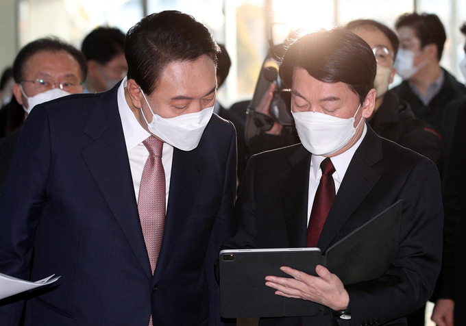 국민의힘 윤석열 대선 후보와 국민의당 안철수 대선 후보가 3일 오전 국회 소통관에서 단일화 기자회견을 하기 전 최종적으로 합의문을 살펴보고 있다. 2022.3.3 /국회사진기자단