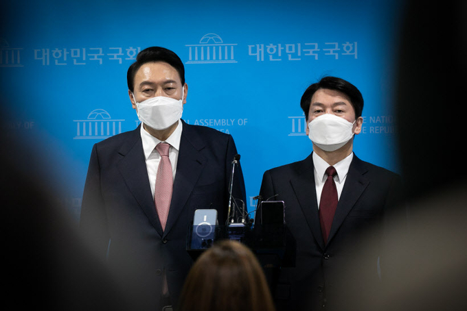 국민의힘 윤석열 대선 후보와 국민의당 안철수 대선 후보가 3일 오전 국회 소통관에서 단일화 기자회견을 한 뒤 취재진 질문에 답하고 있다. 2022.3.3 /국회사진기자단