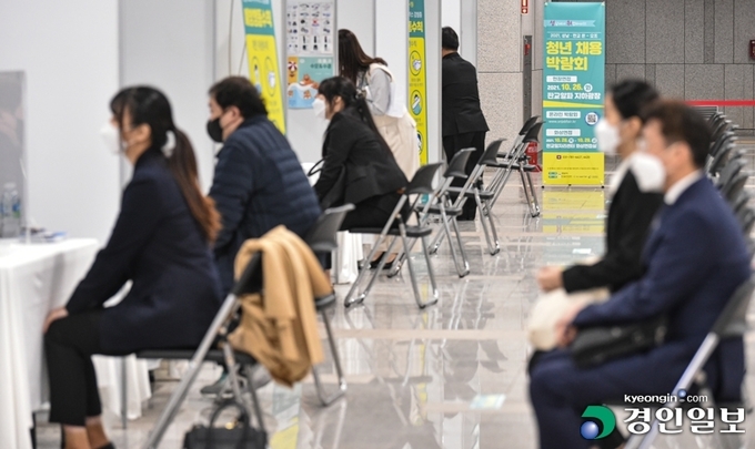 '청년 채용박람회' 현장면접을 찾은 구직자들이 면접을 보고 있다. /경인일보DB
