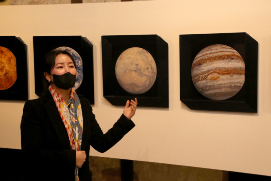 대전일보와 한국천문연구원, CNCITY마음에너지재단이 공동 주최하는 천문우주 예술 융합 전시회 '우주와 예술이 만날 때 : ABC(Art, Black Tiger, Cosmos)展'이 지난 28일 대전 동구 소제동 마당집에서 열린 가운데 이경미 작가가 작품을 설명하고 있다. 최은성 기자