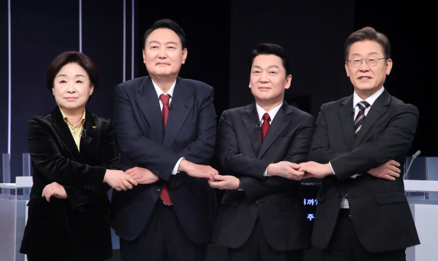 중앙선거관리위원회가 주관하는 제20대 대통령 선거 마지막 법정 토론회가 대선을 7일 앞둔 2일 오후 서울 여의도 KBS 본관 스튜디오에서 열렸다. 왼쪽부터 정의당 심상정, 국민의힘 윤석열, 국민의당 안철수, 민주당 이재명 후보가 토론에 앞서 선전을 다짐하고 있다. 국회사진기자단