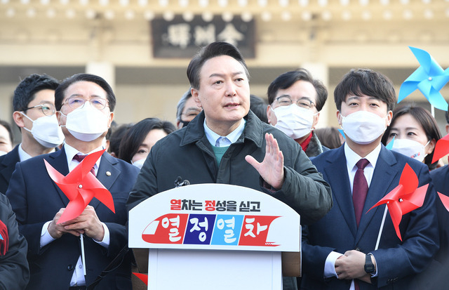 전주역 앞에서 전북에 대한 지원을 약속하는 윤석열 국민의힘 후보. 사진=전북일보DB