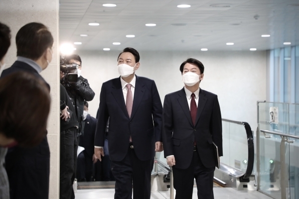 국민의힘 윤석열 대선 후보와 국민의당 안철수 대선 후보가 3일 오전 8시 단일화 선언을 위해 국회 소통관 기자회견장으로 들어서고 있다. 국민의힘 선대본부 제공.