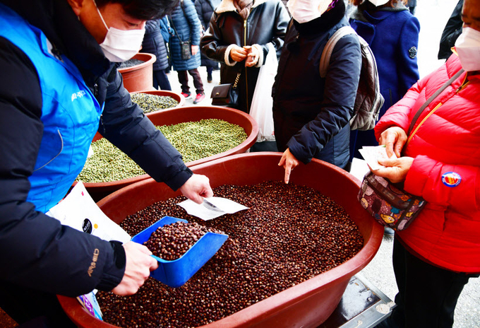 지난해 11월 파주 임진각 광장 일원에서 열린 제25회 파주 장단콩축제에서 방문객들이 콩을 구매하고 있다. /파주시 제공