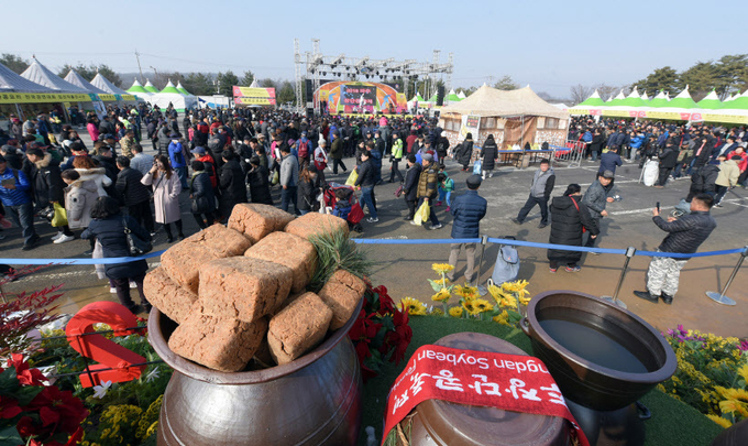 코로나 팬데믹 이전에 열린 파주장단콩축제장에 사람들이 북적이고 있다.