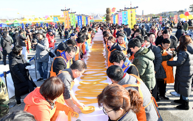 파주장단콩축제의 장단콩 가래떡 나눔 행사 모습.