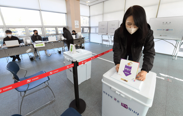 제20대 대통령 선거 사전투표를 하루 앞둔 3일 오후 창원시 성산구 창원문화원에 마련된 용지동 사전투표소에서 관계자들이 최종 점검을 하고 있다./김승권 기자/