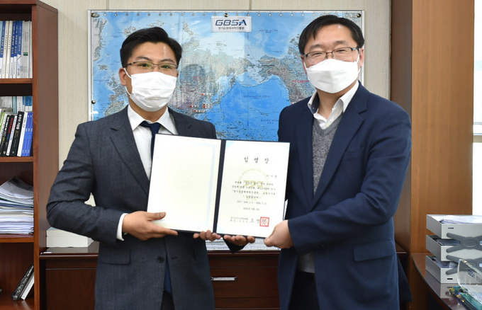 3일 오후 경기도경제과학진흥원 원장실에서 이기영 신임 노동이사(왼쪽)가 류광열 경기도 경제실장으로부터 임명장을 받은 뒤 기념 촬영하고 있다. 2022.3.3 /경기도경제과학진흥원 제공