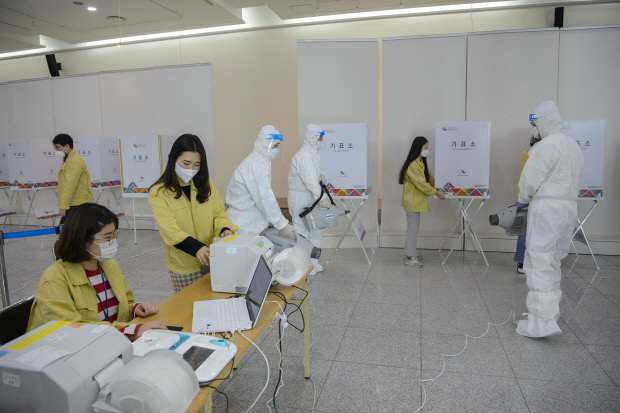 제20대 대통령선거 사전투표를 하루 앞둔 3일 광주 북구 용봉동의 한 사전투표소에서 방역요원들이 코로나19 대응 소독 작업을 하고 있다. /김진수 기자 jeans@