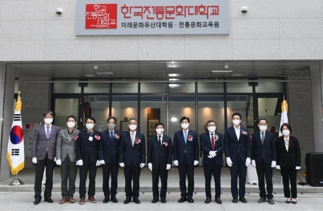 김현모 문화재청장(사진 가운데)과 이춘희 세종시장(왼쪽 7번째), 이대영 LH세종본부장(왼쪽 8번째) 등이 3일 세종시 한국전통문화대학교 세종캠퍼스에서 열린 한국전통문화대학교 세종캠퍼스 개원식에 참석해 기념촬영을 하고 있다. 사진=문화재청 제공
