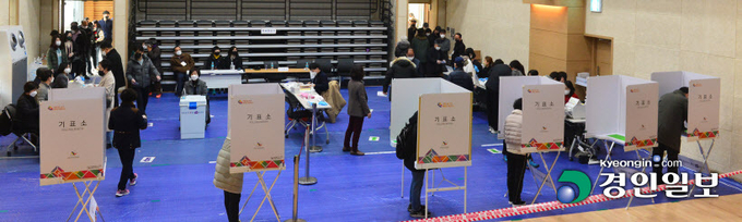 제20대 대통령선거 사전투표 시작일인 4일 오전 경기도 고양시 일산서구청 2층 대강당에 마련된 대화동 사전투표소에서 유권자들이 사전투표를 하고 있다. 2022.3.4 /김금보기자 artomate@kyeongin.com