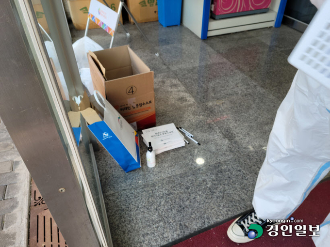 5일 오후 5시30분께 화성 화산동행정복지센터 내 사전투표소에서 한 시민이 부정선거 가능성이 있다고 선거사무원에 항의하고 있다. 2022.3.5 /독자 제공