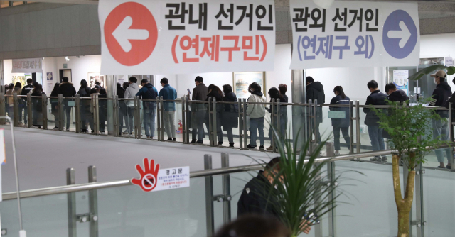 20대 대통령선거 사전투표날인 5일 오후 부산 연제구청에 마련된 사전투표소에서 유권자들이 소중한 한 표를 행사하기 위해 길게 줄을 서 있다. 이재찬 기자 chan@