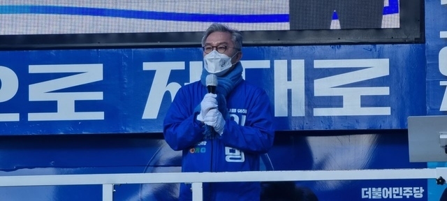 최강욱 더불어민주당 공동선대위원장이 5일 전북대 구정문앞에서 이재명 후보 지지를 호소하고 있다. 사진=민주당 전북선대위.