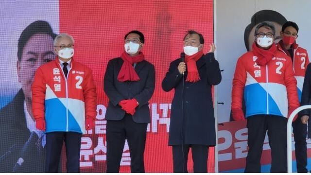 국민의힘 이정현 전 새누리당 대표가 6일 전주를 찾아 유권자들에게 윤석열 후보 지지를 호소하고 있다. 사진=국민의힘 전북선대위