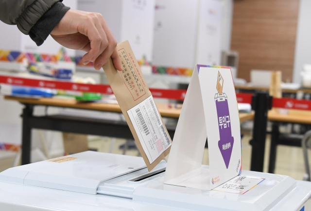 제20대 대통령선거 사전투표 첫날인 4일 오전 창원시 의창구 봉림동행정복지센터에 마련된 봉림동 사전투표소에서 한 시민이 투표를 하고 있다./김승권 기자/