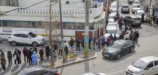 7일 오후 광주 북구 코로나 19 선별진료소에 검사를 받으려는 이들이 줄을 길게 늘어서 있다. /김진수 기자 jeans@kwangju.co.kr