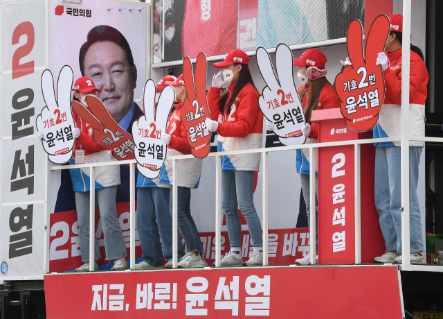 7일 오후 창원시 성산구 반송시장 앞에서 국민의 힘 선거운동원들이 윤석열 후보 지지를 호소하고 있다.