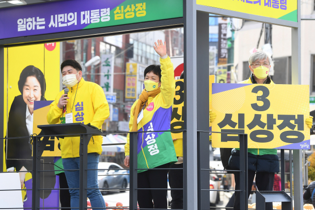 7일 오후 창원시 의창구 소답시장에서 정의당 선거운동원들이 심상정 후보 지지를 호소하고 있다./김승권 기자/