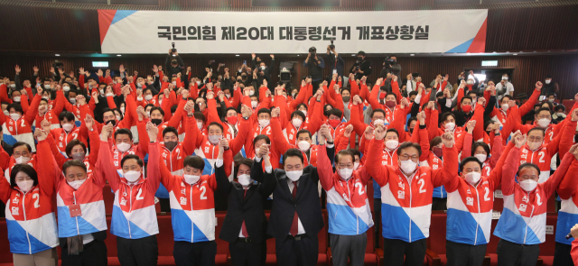 윤석열 대통령 당선인이 10일 새벽 국회 도서관에 마련된 국민의힘 개표상황실을 찾아 당 지도부와 환호하고 있다. 김종호 기자 kimjh@