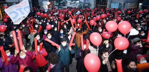 윤석열 대통령 당선인이 대선 후보로서 강원도를 찾은 지난달 28일 춘천에서 시민들이 연설을 들으며 환호하고 있다.