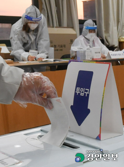 제20대 대통령 선거일인 9일 오후 수원시 장안구 조원1동 제1투표소에서 코로나19 확진·격리자가 투표를 하고 있다. 2022.3.9 /경기사진공동취재단