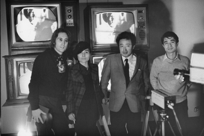 '백-아베 비디오 신디사이저' 작품 앞에서 존 레논, 오노 요코, 백남준, 슈야 아베의 모습. /Tom Haar 제공