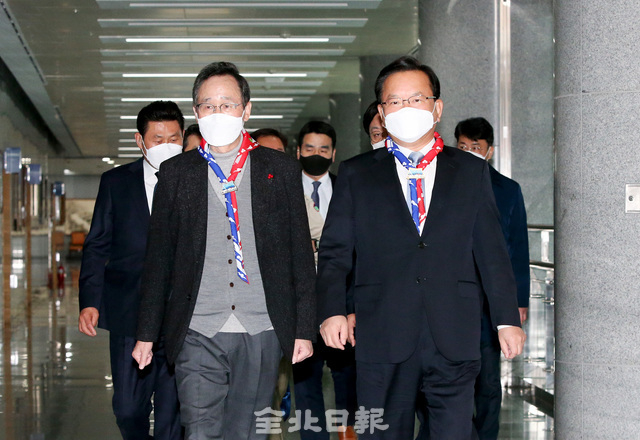 김부겸 국무총리 주재로 지난해 11월 23일 전북도청 대회의실에서 열린 2023 새만금 세계스카우트잼버리 제1차 정부지원위원회에 김부겸 총리와 송하진 도지사 등이 참석하고 있다./사진=전북도 제공